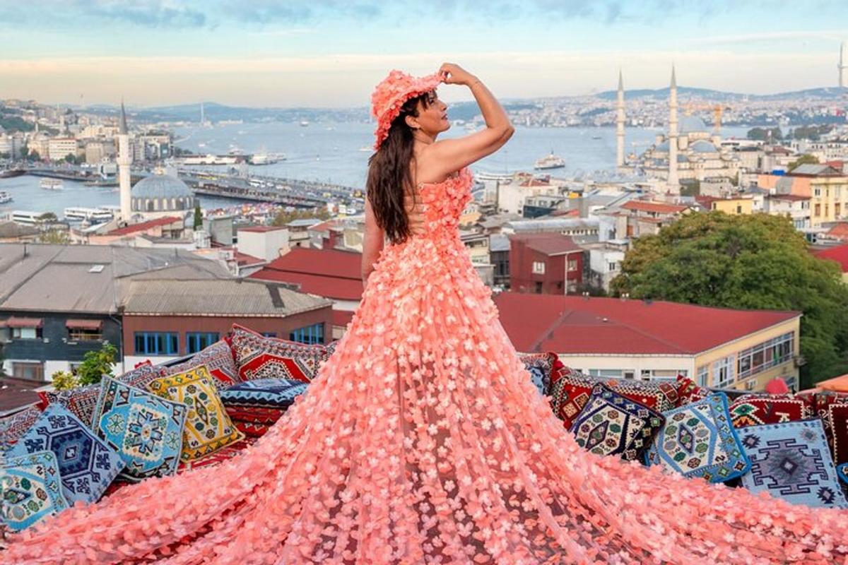 una donna in un vestito rosa in piedi in cima a una città