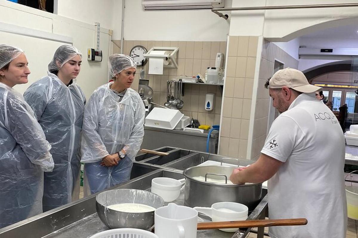 Un grupo de personas en una cocina preparando comida.
