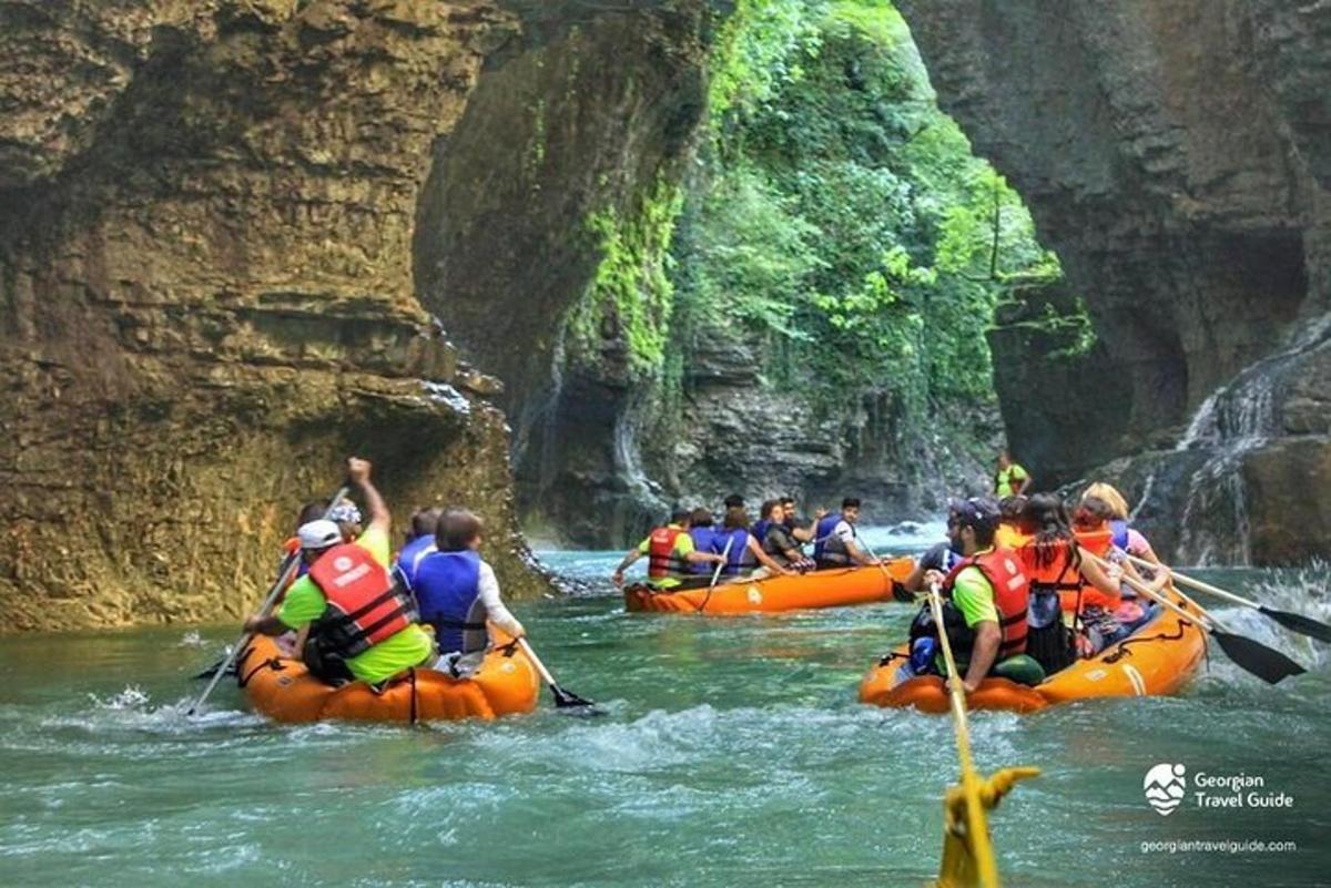 Un grupo de personas haciendo rafting en un río en kayaks.