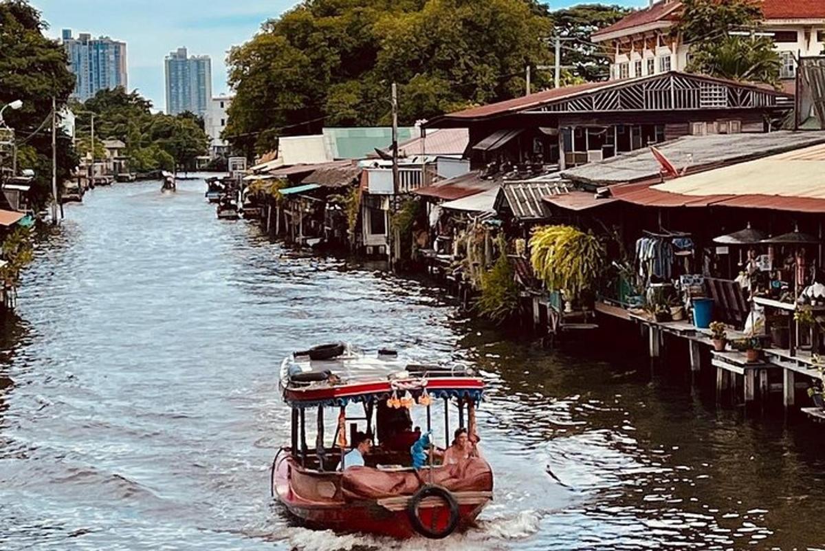 una piccola barca che naviga lungo un fiume con edifici