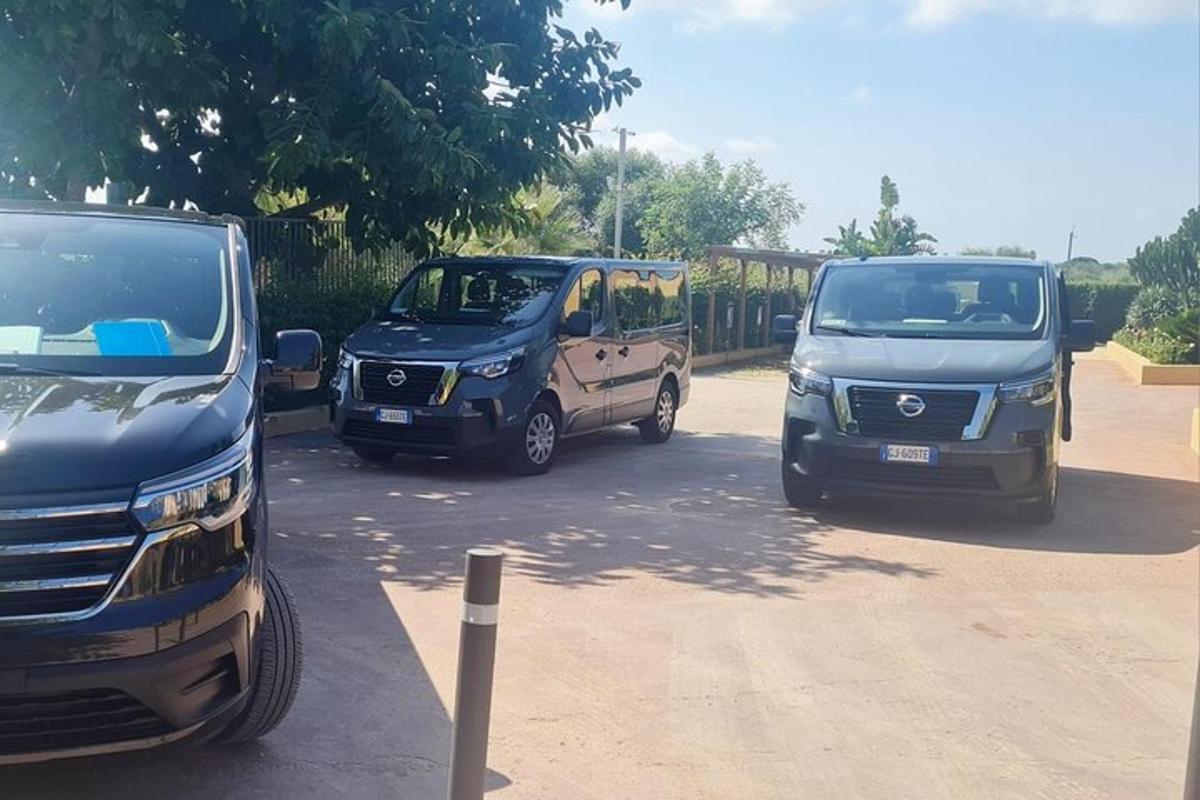 paar veoautot pargitud parklas