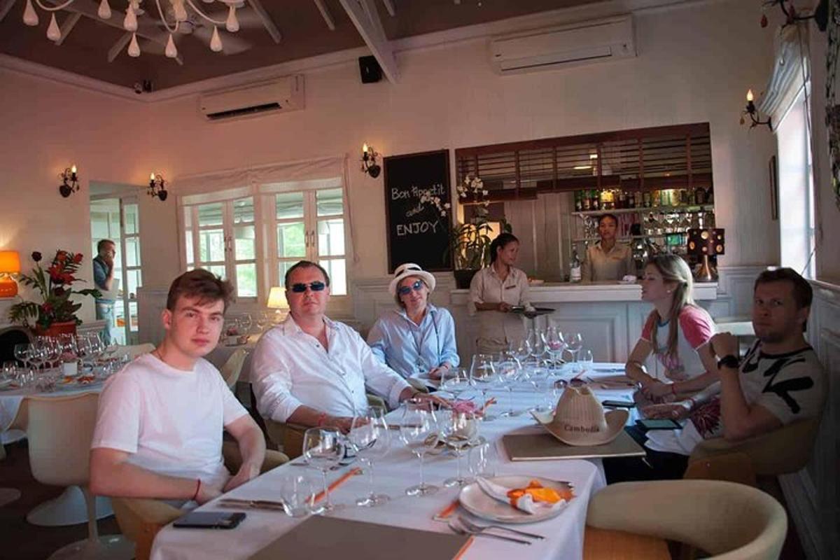 skupina lidí sedících kolem stolu v restauraci