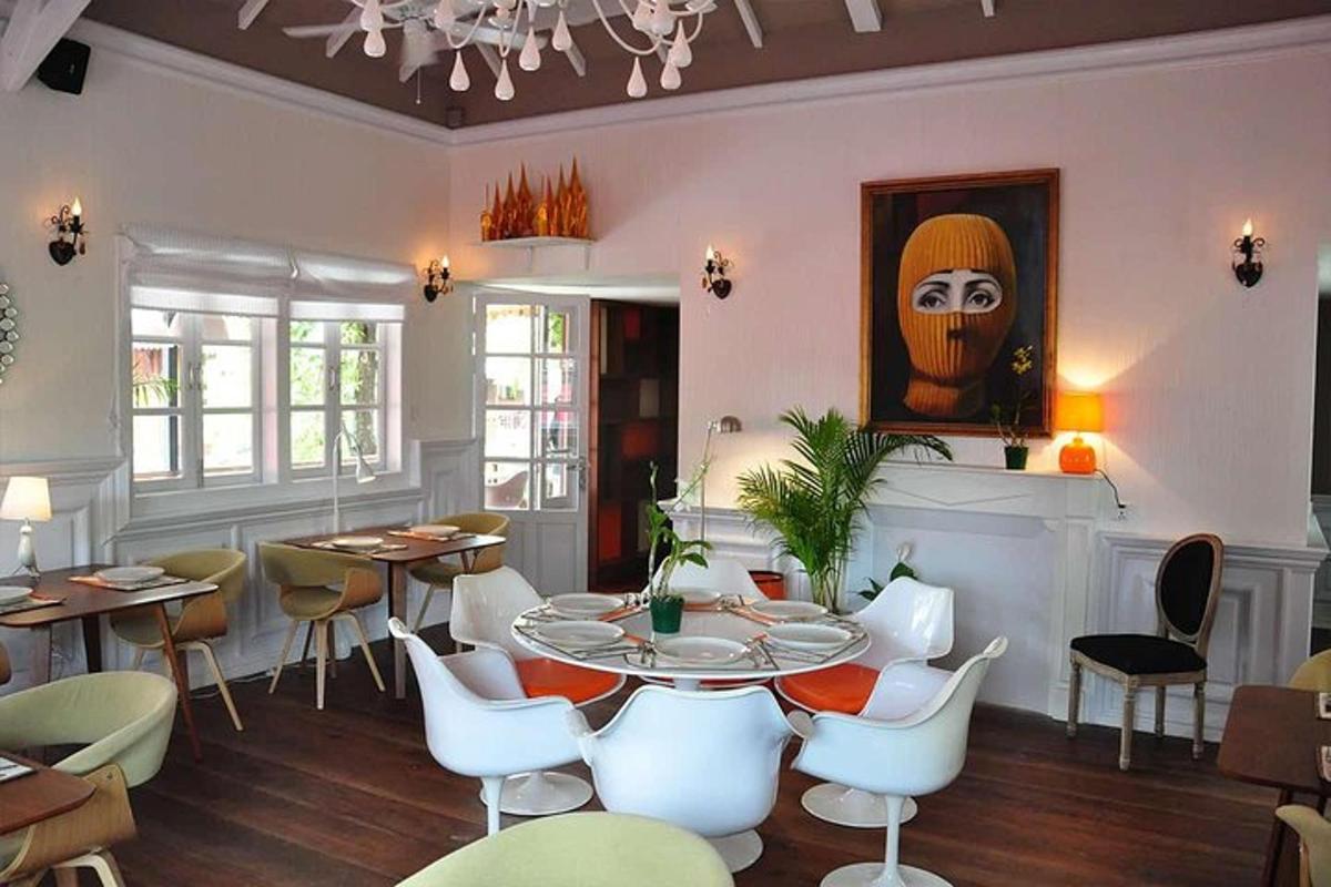 restaurace se stolem, židlemi a obrazem