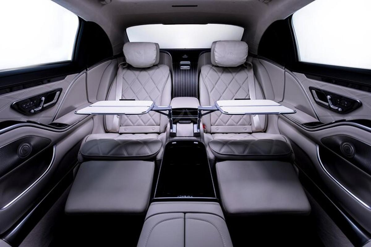 uma vista do banco traseiro de um carro