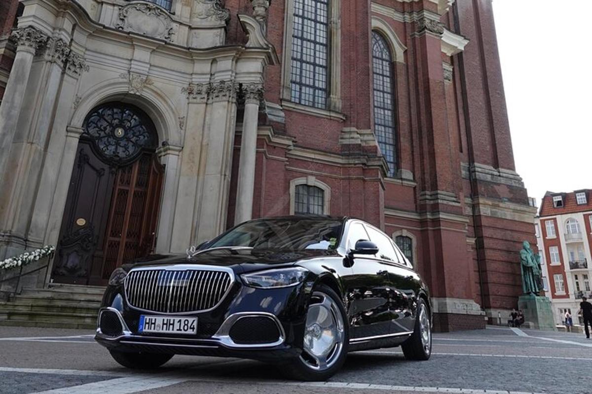 um carro preto estacionado em frente a uma igreja