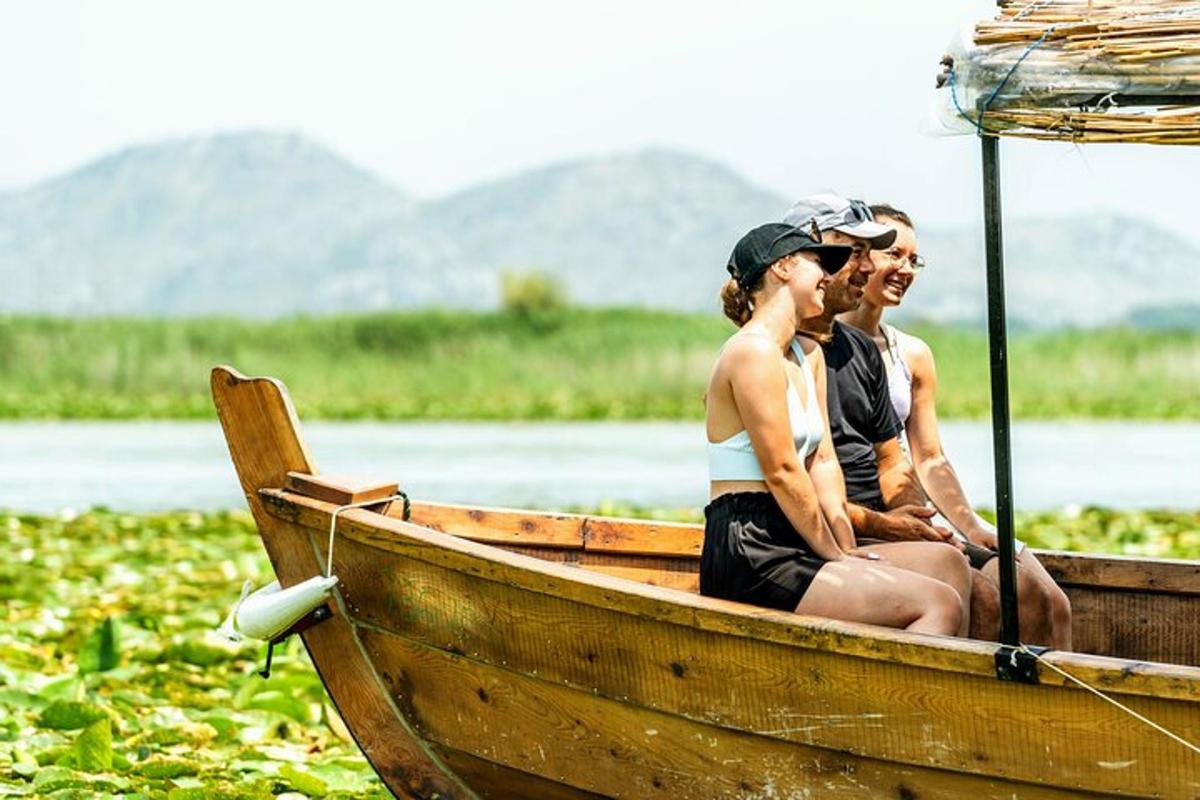 hai người ngồi trên thuyền trên sông