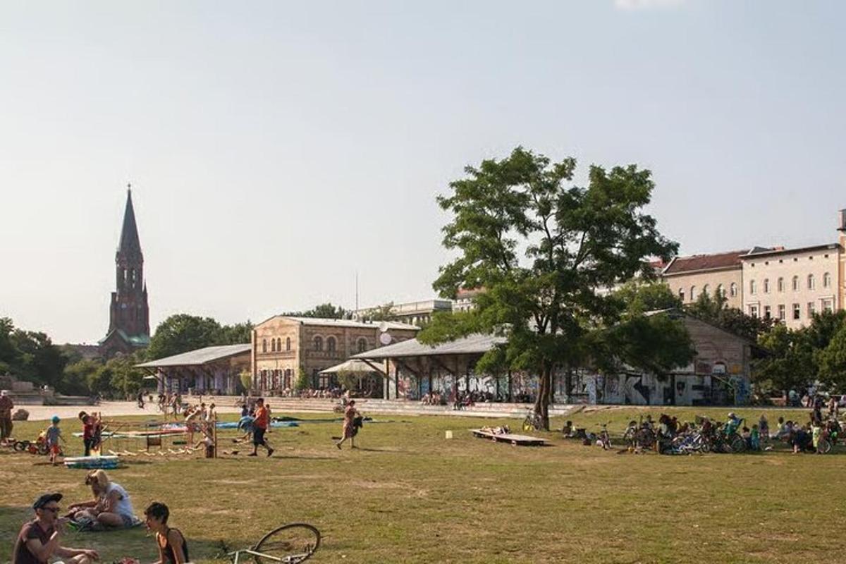 um grupo de pessoas sentadas em um parque