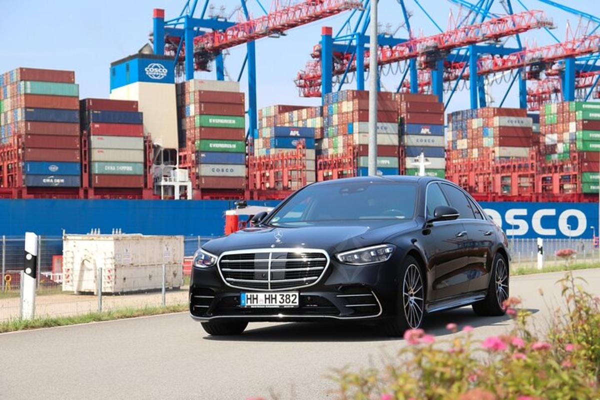 černé auto zaparkované před přístavem