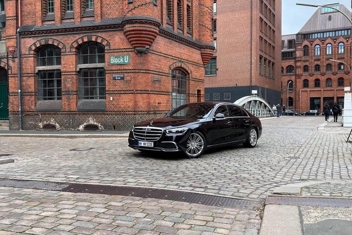černé auto zaparkované před cihlovou budovou