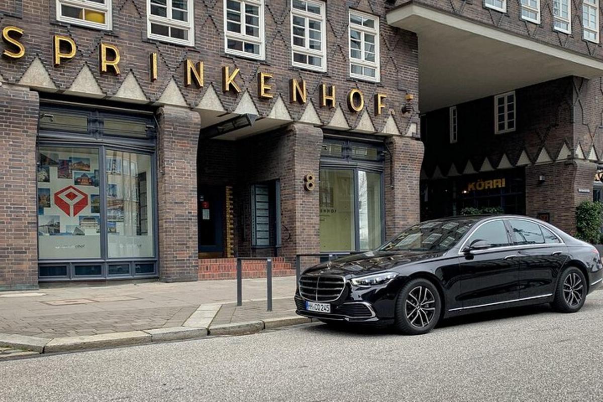 černé auto zaparkované před obchodem