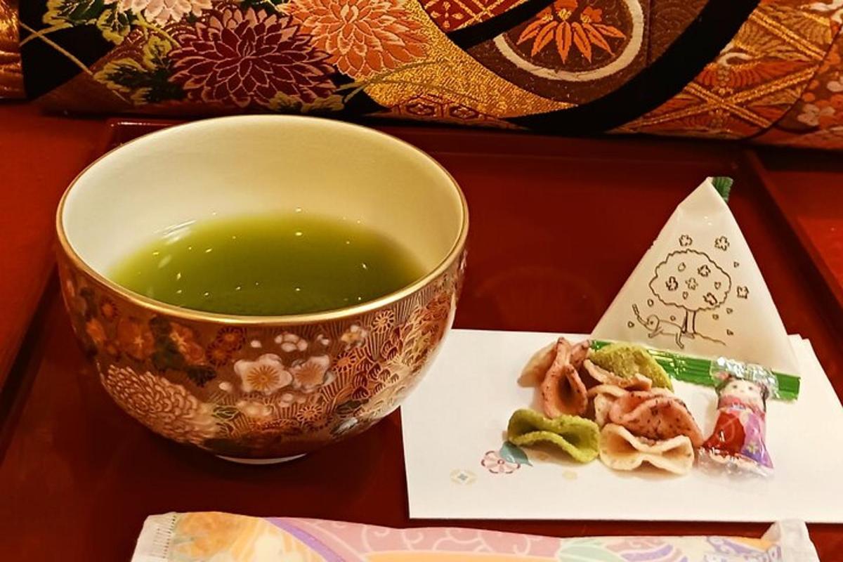 una ciotola di zuppa verde e un piatto di cibo