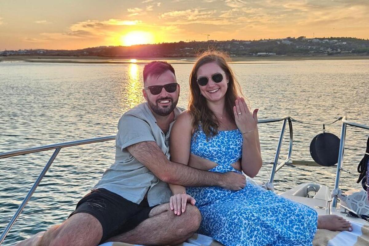 karl og kona sitjandi á báti í vatninu