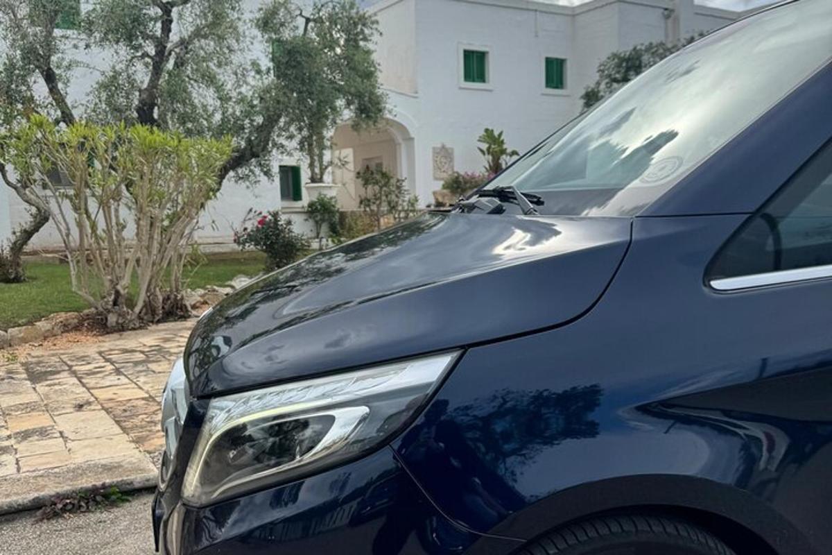 um carro azul estacionado em frente a uma casa