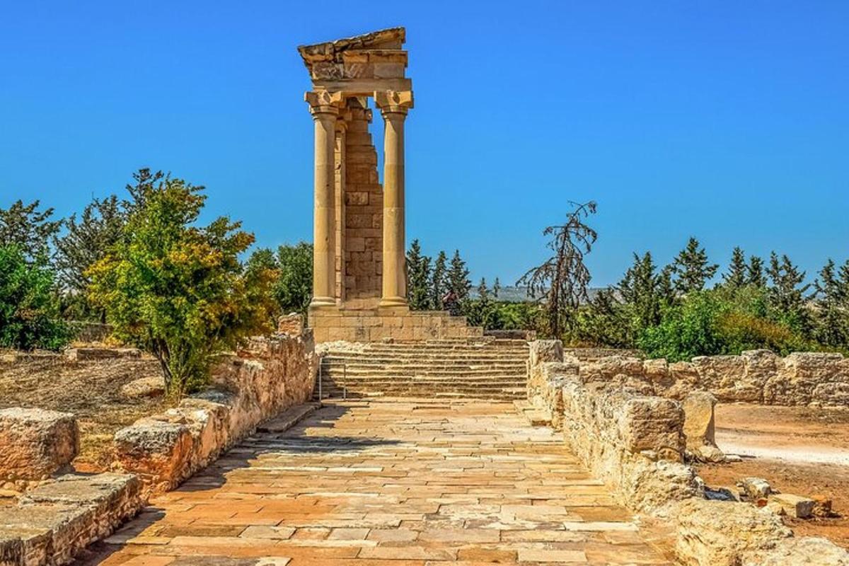 μια πέτρινη σκάλα που οδηγεί σε ένα μνημείο