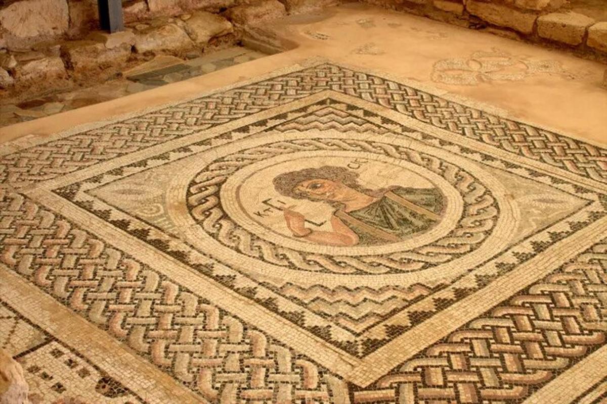 ένα μωσαϊκό δάπεδο με μια εικόνα μιας γυναίκας πάνω του