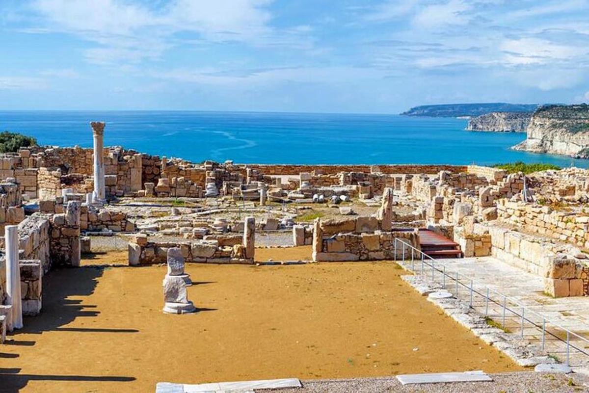 μια θέα μιας πόλης με φόντο τον ωκεανό