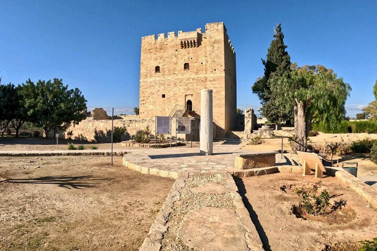 ένα μεγάλο πέτρινο κτίριο με ένα κτίριο
