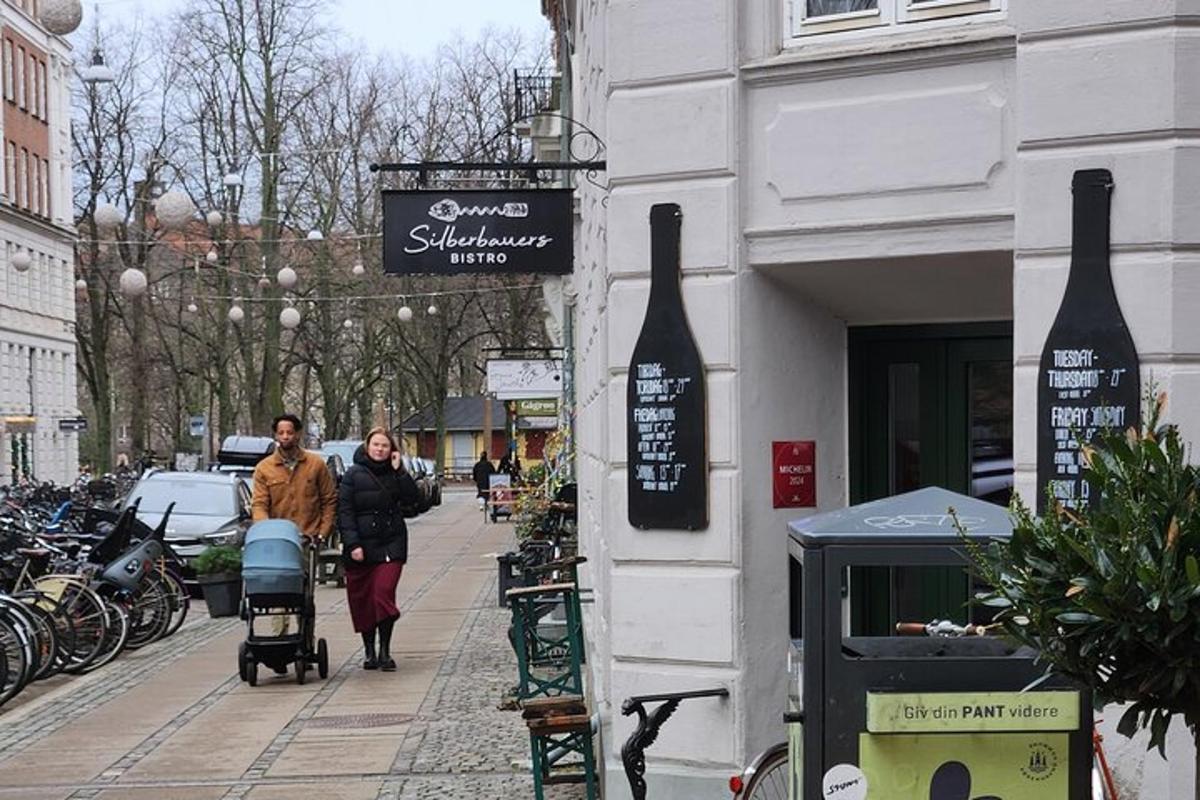 egy nő sétál a járdán egy épület mellett