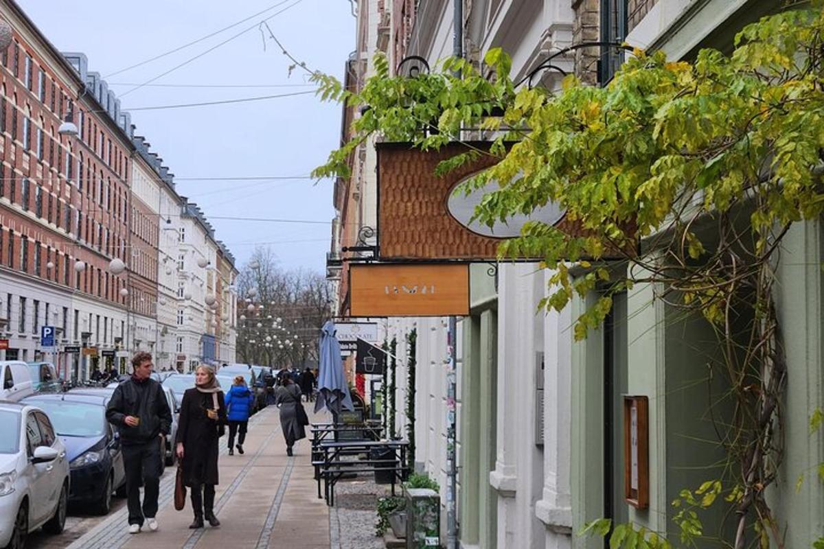 egy csoport ember sétál a város utcáján