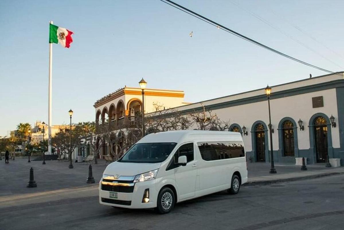 bel kombi parkiran pred stavbo