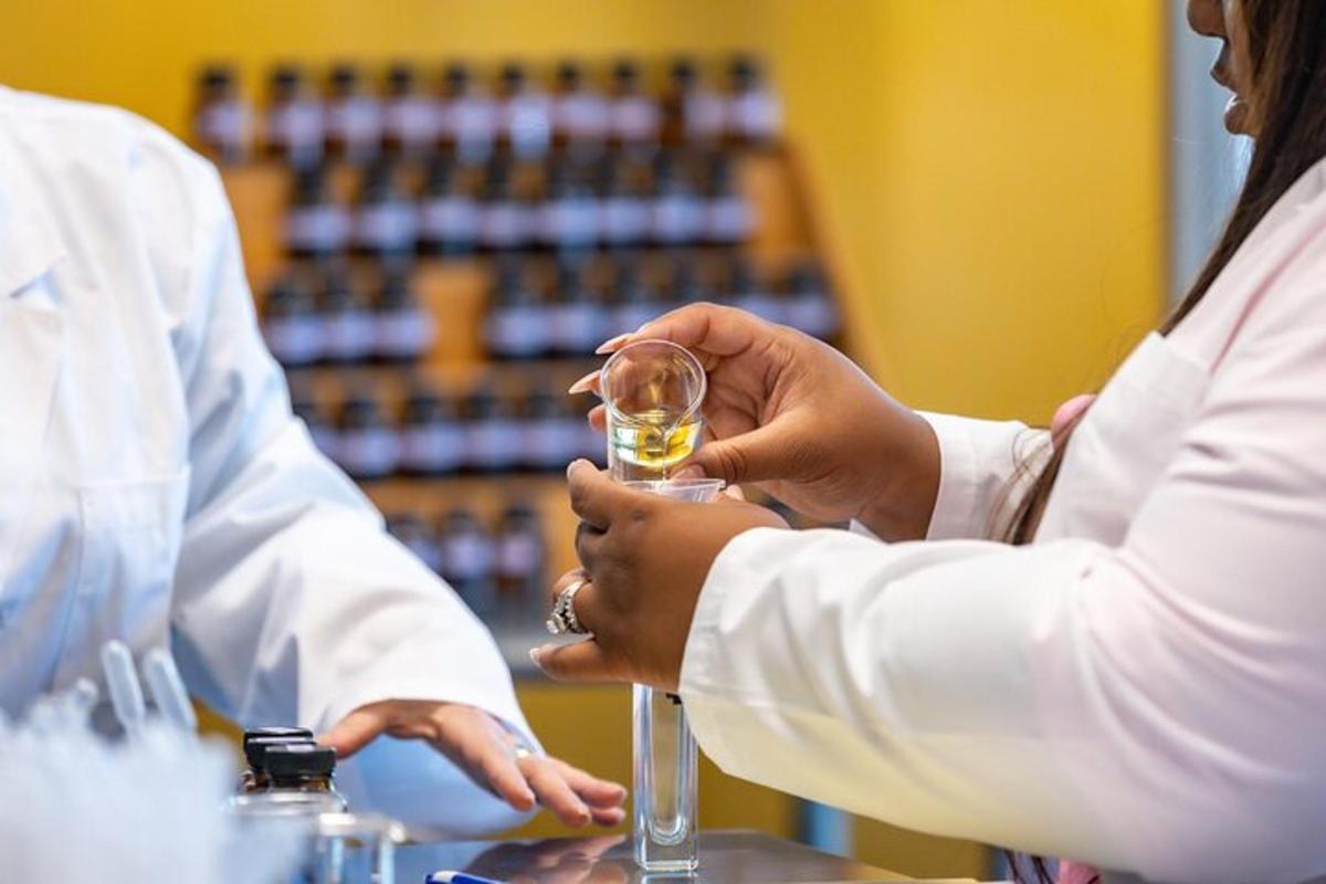 en mand og en kvinde, der holder et glas vin