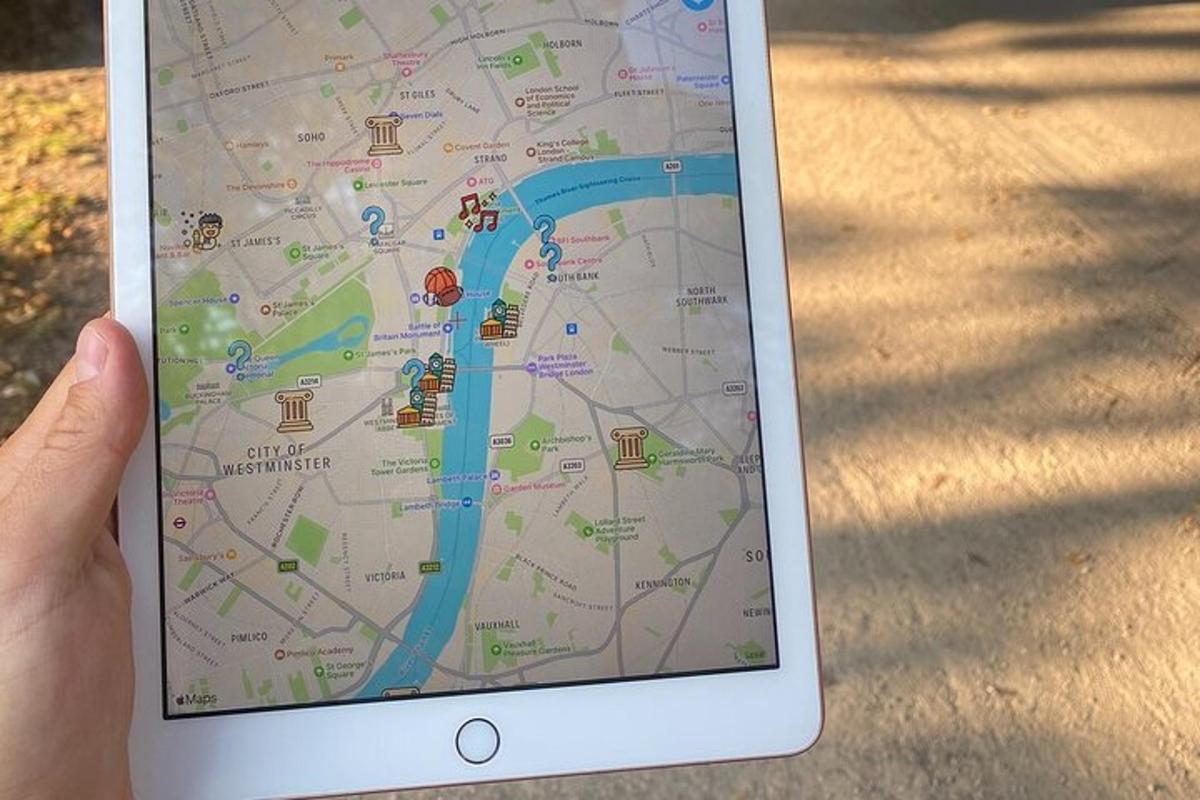 uma mão segurando um iPad com um mapa nele