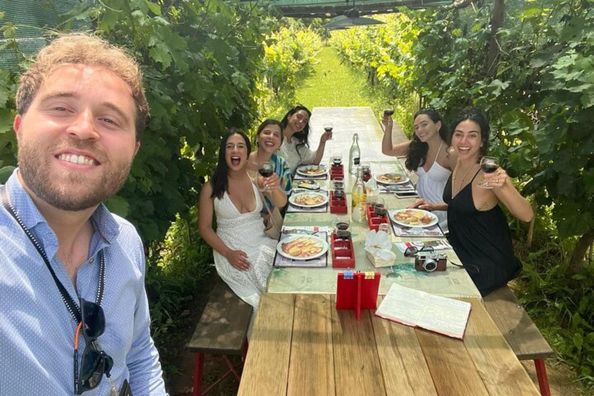en gruppe mennesker sidder ved et picnicbord med et bord