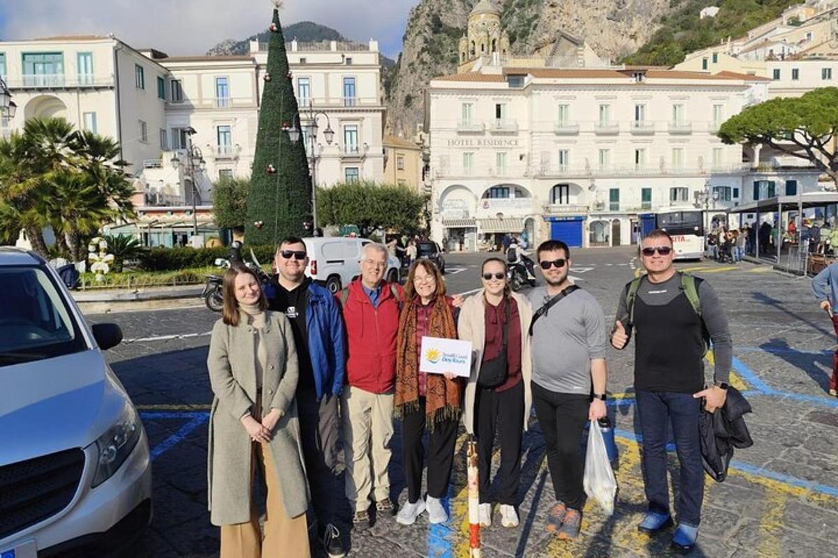un grup de persones dempeus en un aparcament