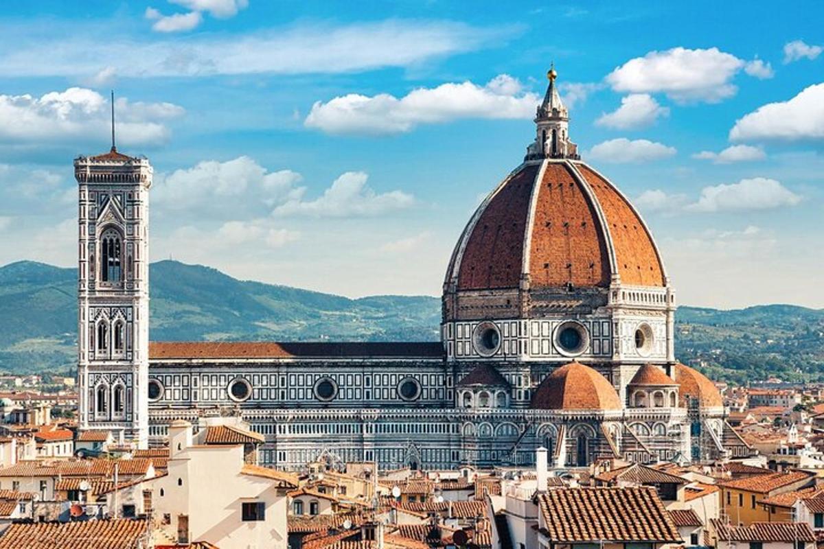 un grande edificio con una torre dell'orologio e una città