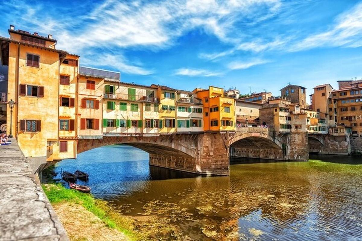 un ponte sopra un fiume in una città con edifici