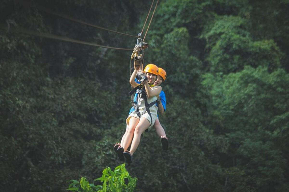 isang babae ang nakabitin sa ere sa isang zip line