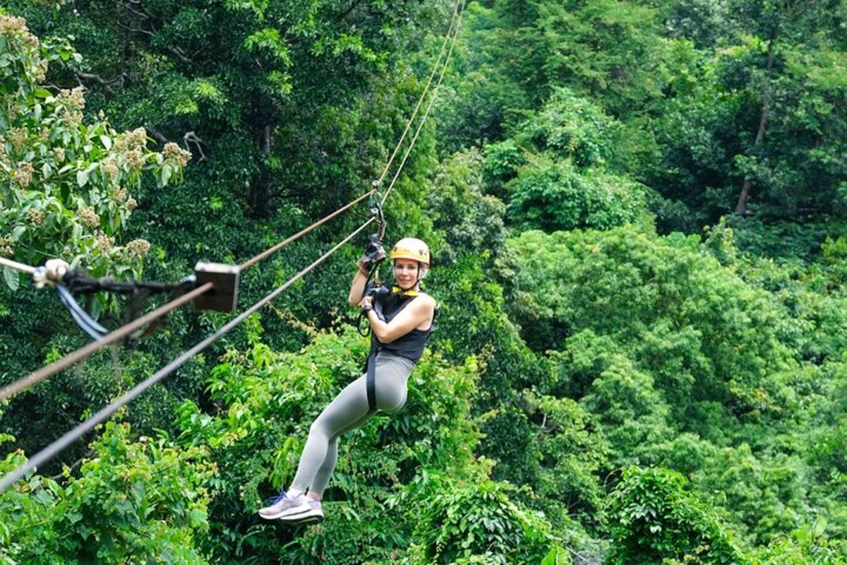 seorang wanita berzip di dalam hutan