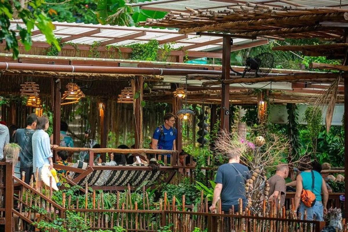 sekumpulan orang berdiri di taman