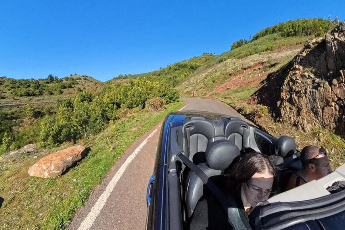 um grupo de pessoas andando de carro em uma estrada