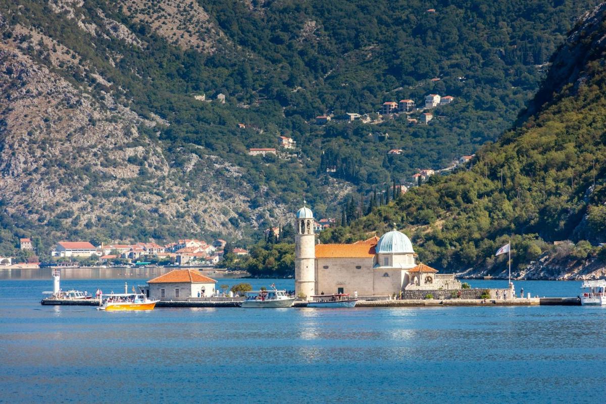 ένα κτίριο στη μέση ενός μεγάλου όγκου νερού