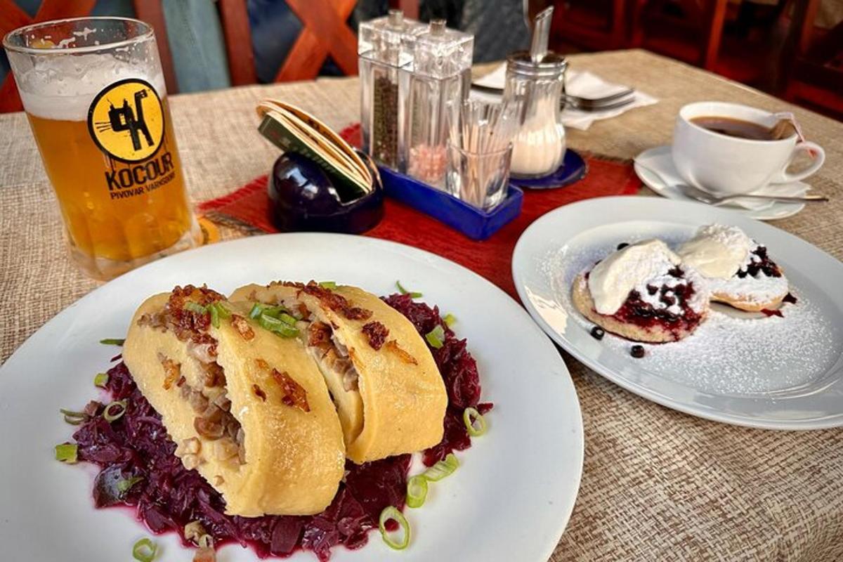 uma mesa com dois pratos de comida e um copo de cerveja