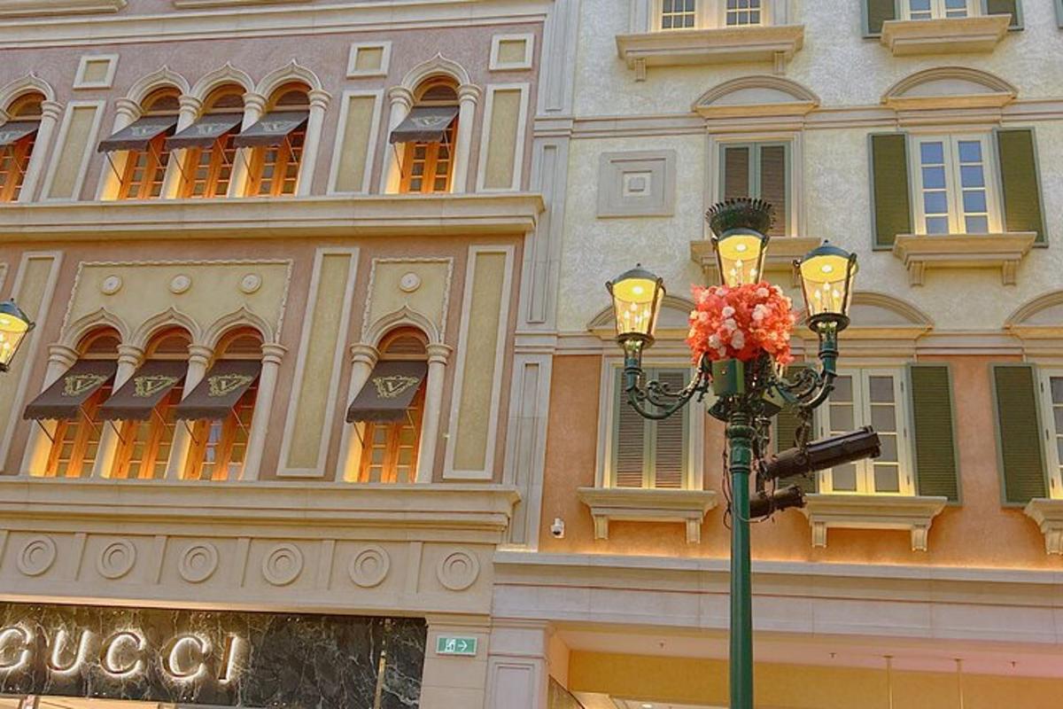 pouliční lampa před budovou