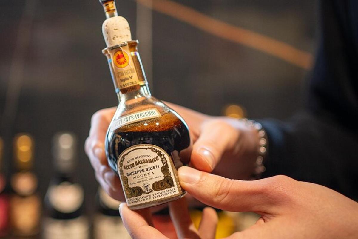 una persona tiene in mano una bottiglia di alcol