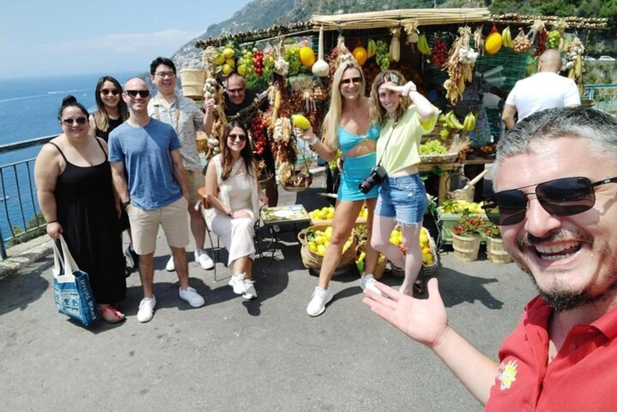un grup de oameni care pozează pentru o fotografie lângă ocean