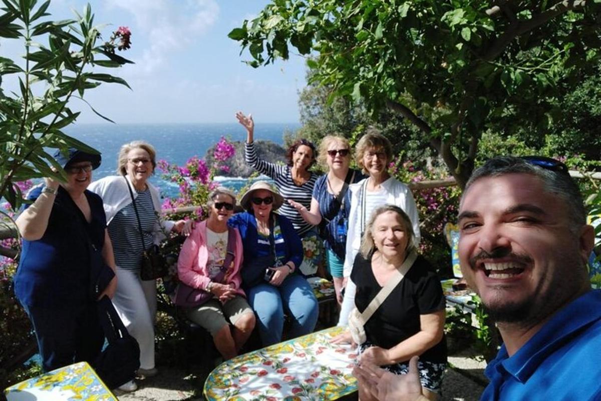 un grup de oameni pozează pentru o fotografie