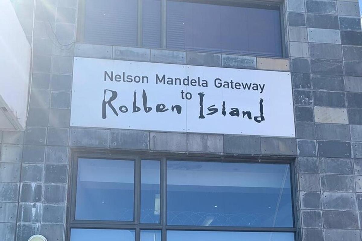 Un cartel en un edificio que dice "Galería Nelson Mandela a la Isla Ricken".