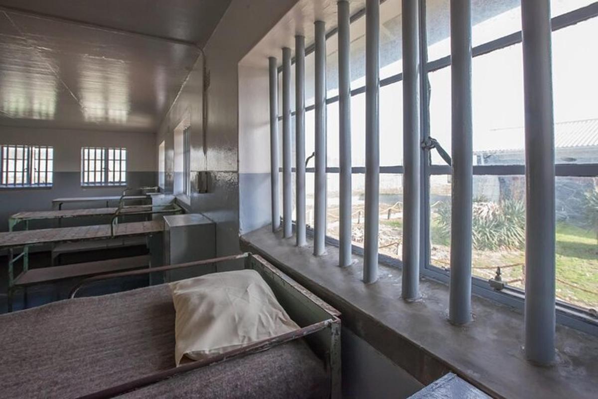 Una habitación con ventanas y un banco en un edificio.