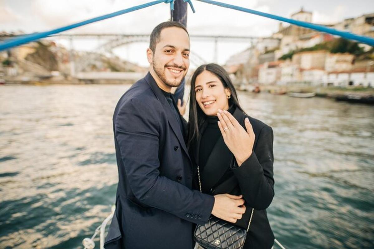 Un hombre y una mujer de pie junto al agua