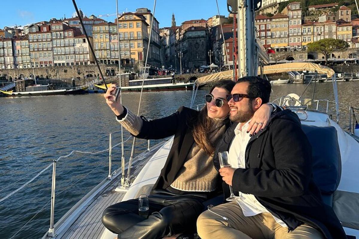 Ένας άντρας και μια γυναίκα κάθονται σε μια βάρκα ψαρεύοντας
