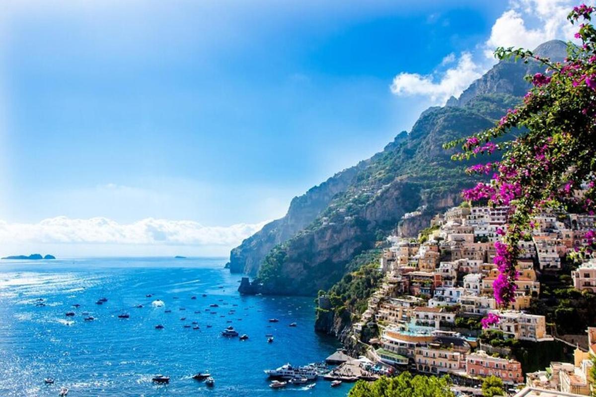 una vista di positano sulla costiera amalfitana