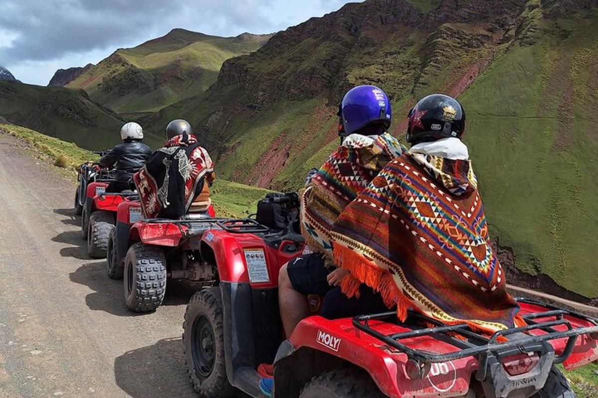 un grup de oameni care merg cu ATV-uri pe un drum de munte