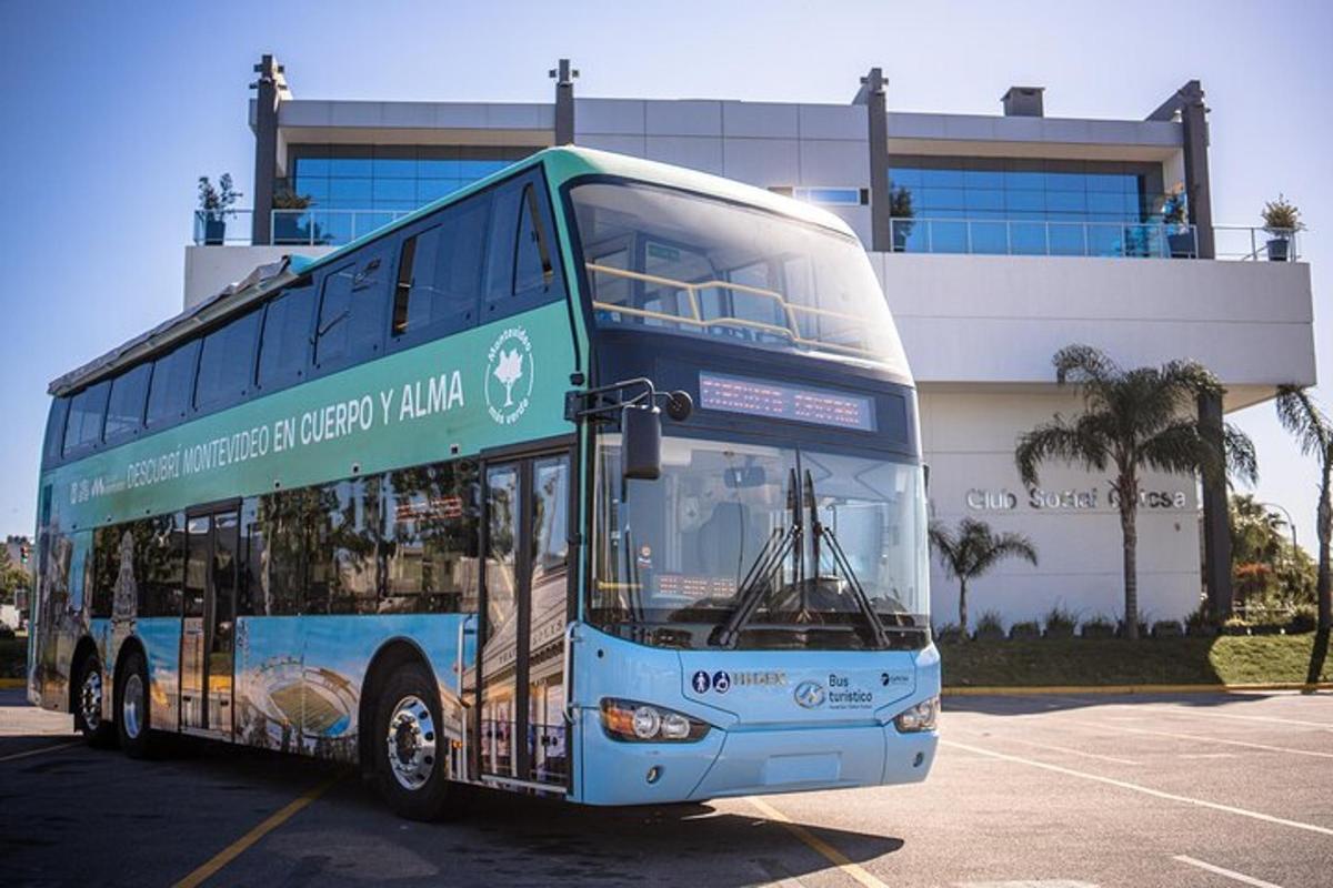 kahekordne buss pargitud hoone ette