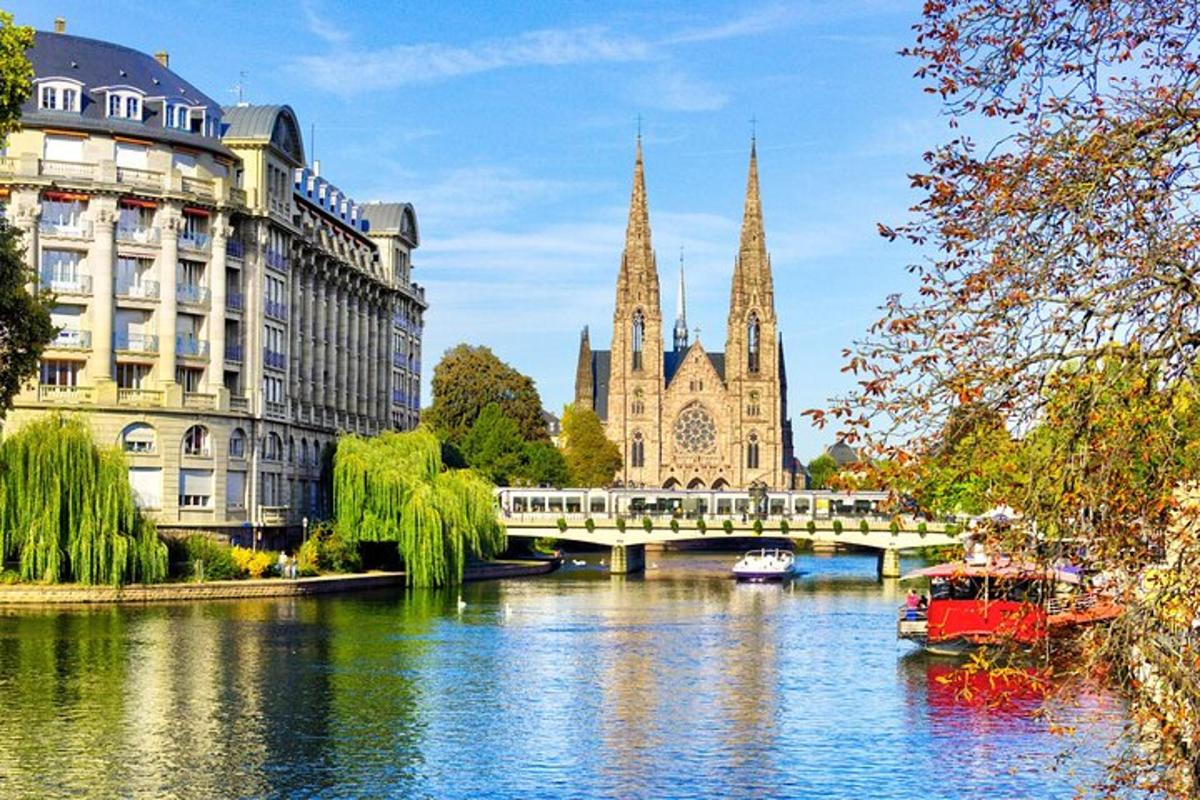 un ponte sopra un fiume con edifici e una chiesa