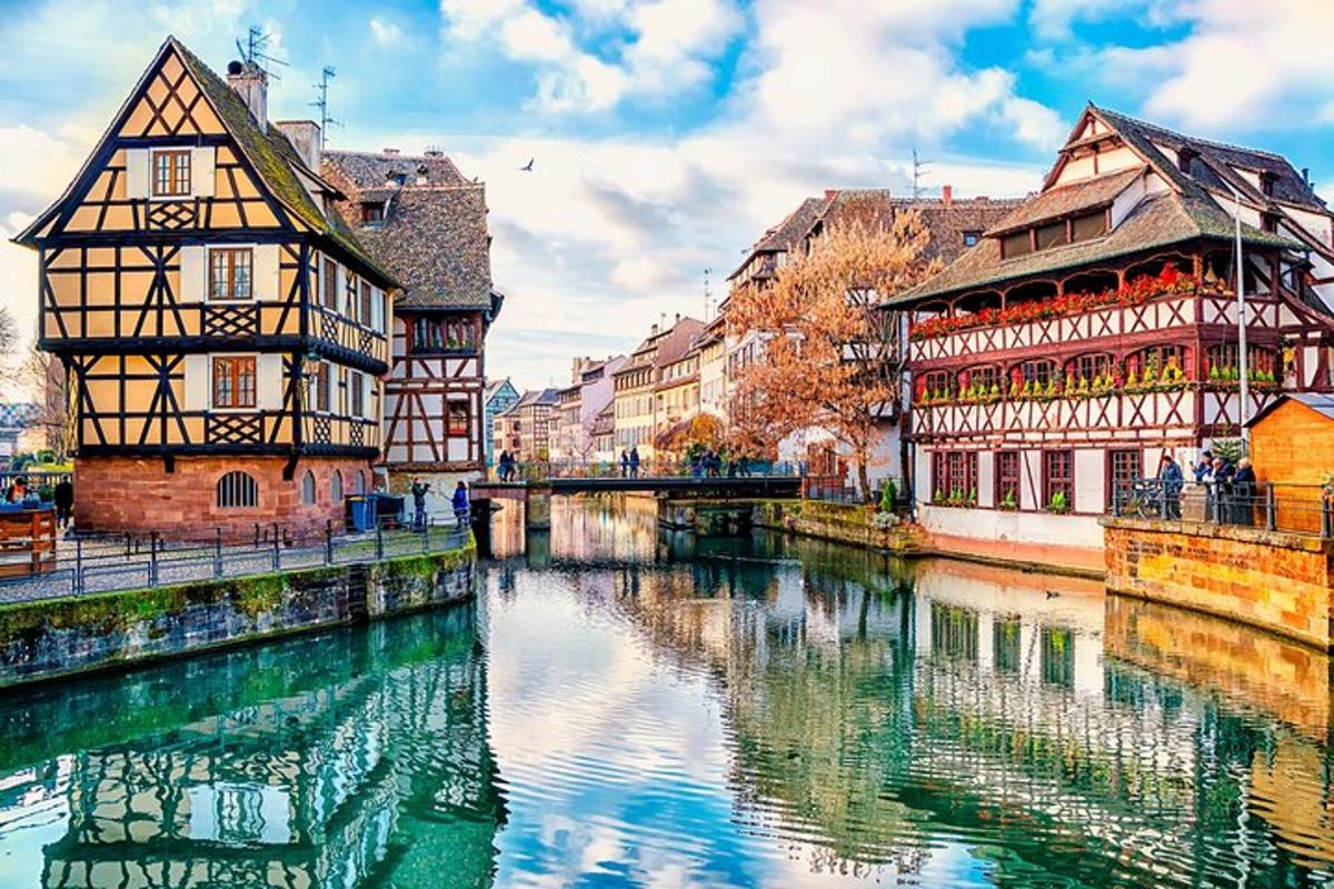 un gruppo di edifici vicino a un fiume