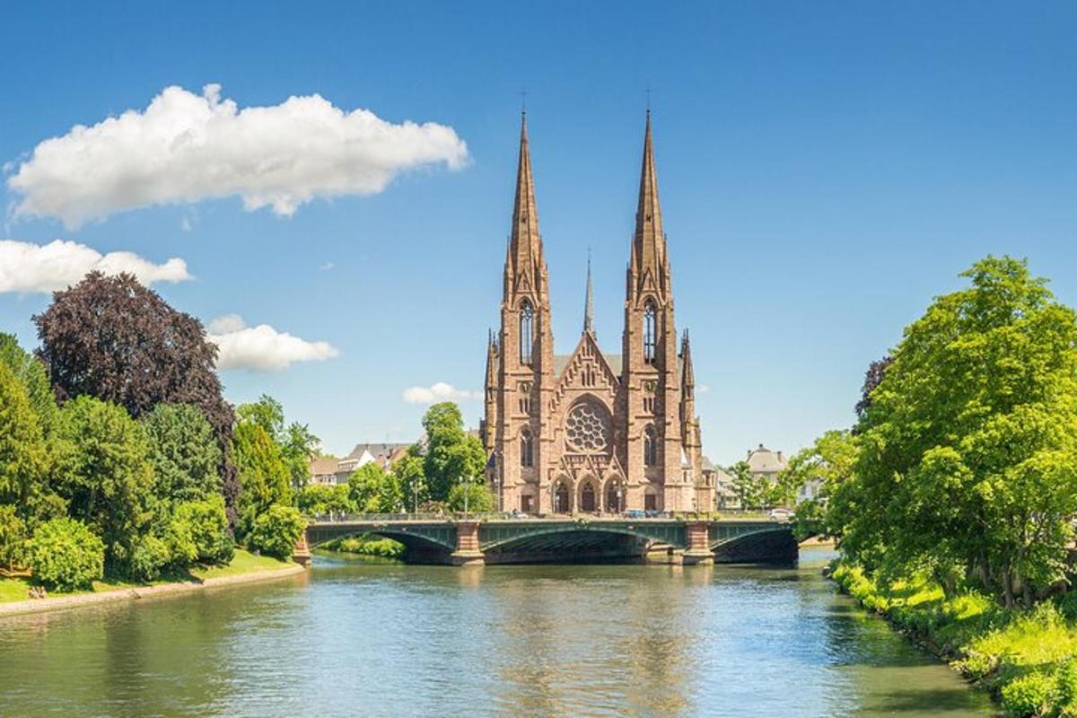 una chiesa con due torri e un ponte sopra un fiume